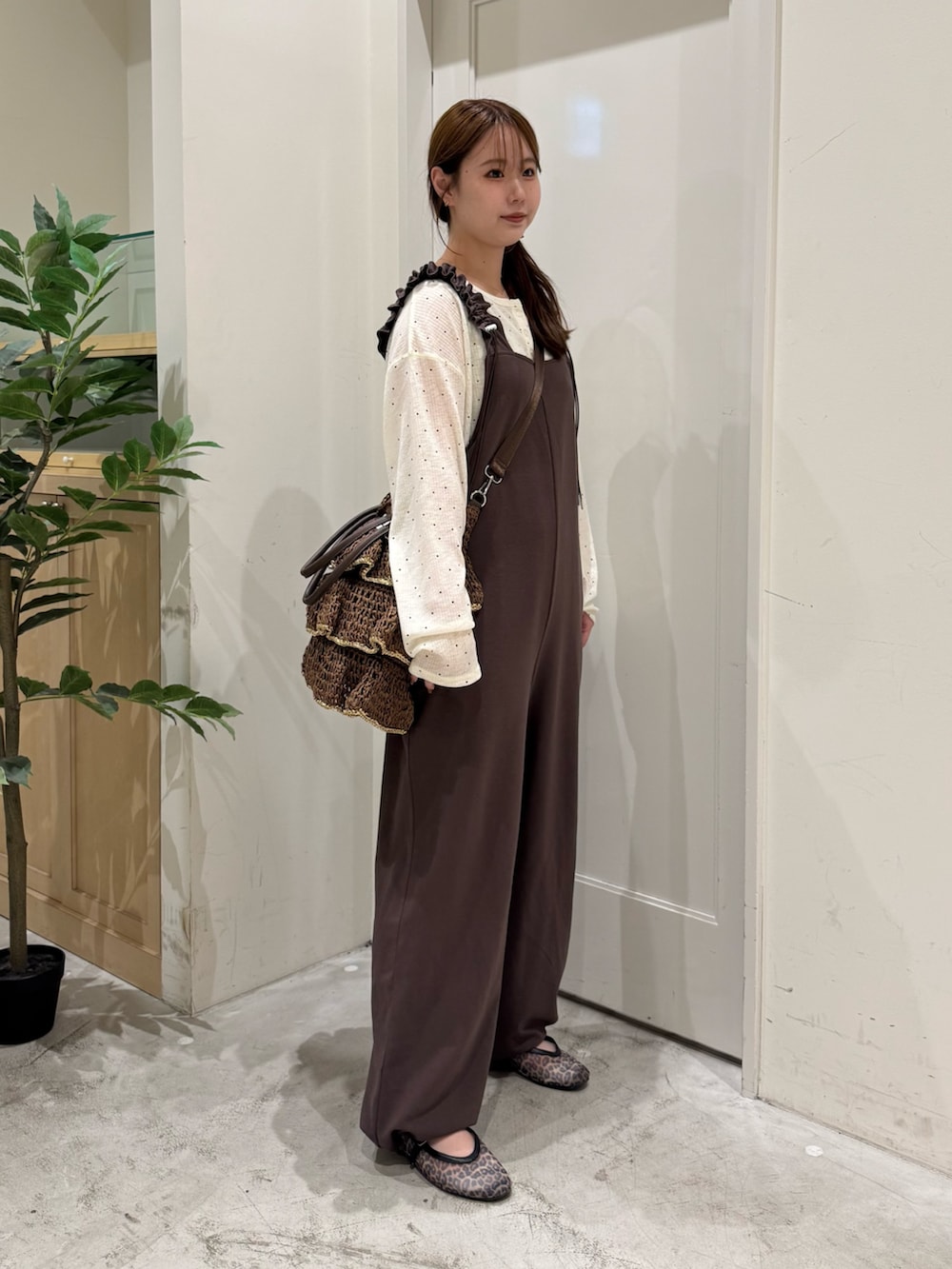 ブラウン系のつなぎ/オールインワン、ブラウン系のトートバッグ、ブラウン系のパンプスを着用したレディースの夏コーディネートの5枚目の写真