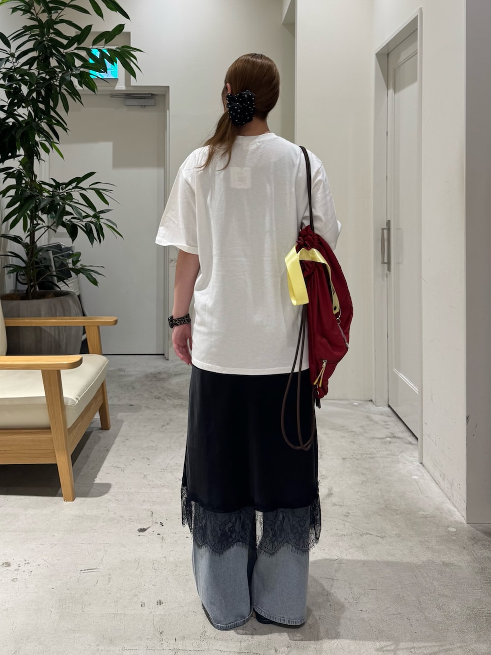 ホワイト系のTシャツ/カットソー、レッド系のバックパック/リュック、ブラック系のスカートを着用したレディースの夏コーディネートの6枚目の写真