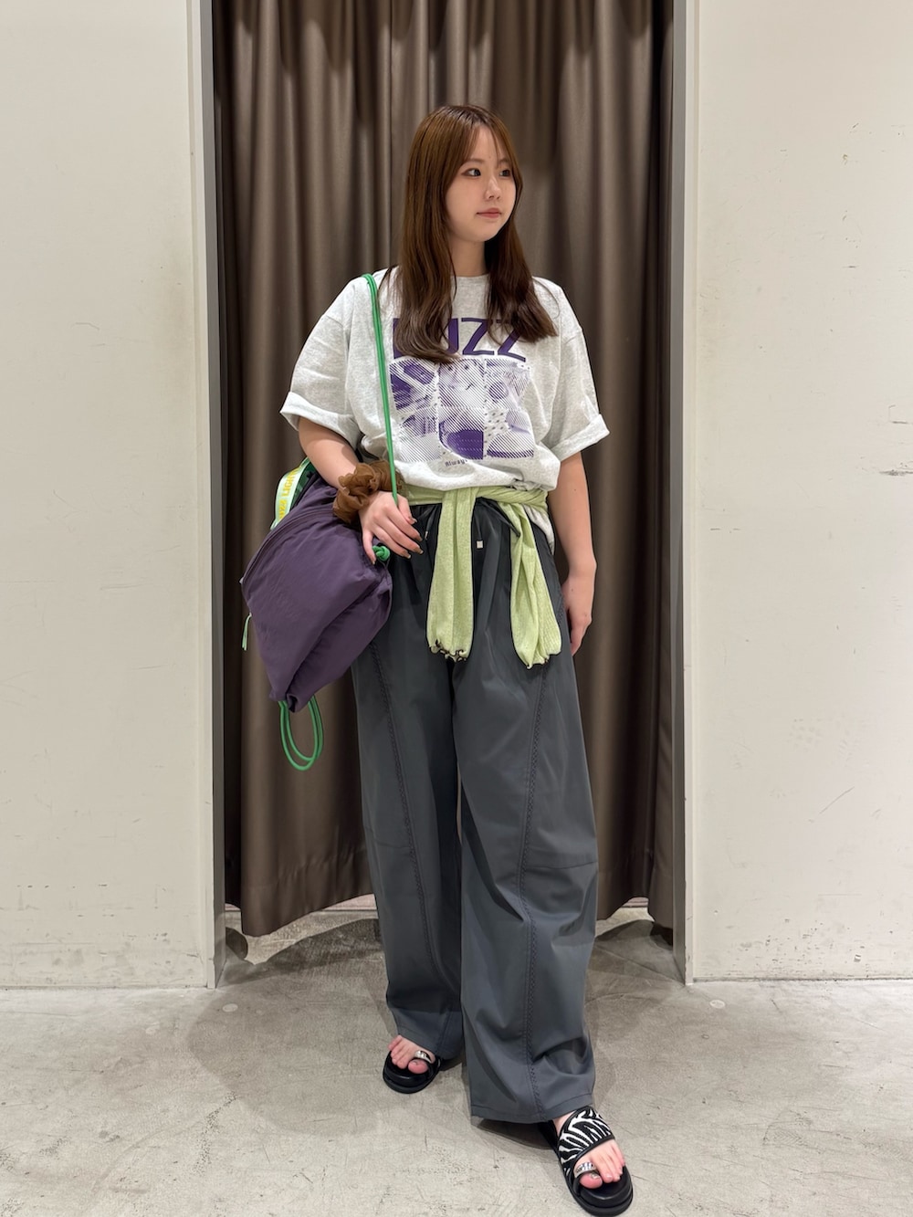 グレー系のTシャツ/カットソー、グリーン系のカーディガン/ボレロ、グレー系のその他パンツを着用したレディースの夏コーディネートの3枚目の写真