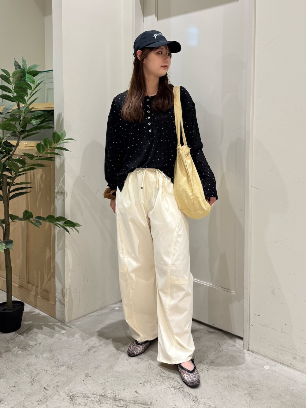 ブラック系のTシャツ/カットソー、ベージュ系のトートバッグ、ホワイト系のその他パンツを着用したレディースの夏コーディネートの3枚目の写真