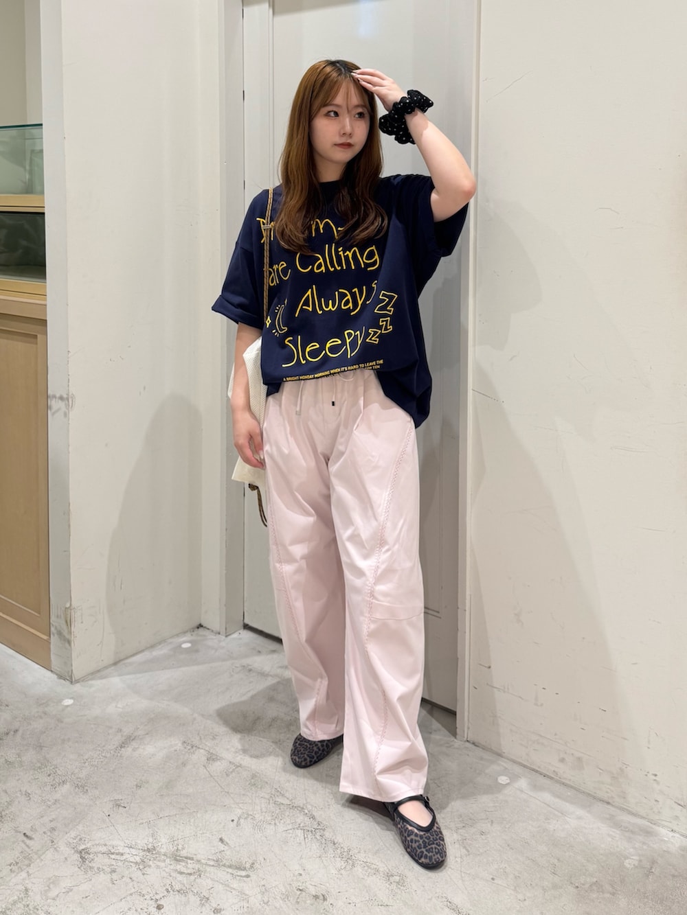 ピンク系のその他パンツ、ブルー系のTシャツ/カットソー、ホワイト系のトートバッグを着用したレディースの夏コーディネートの3枚目の写真