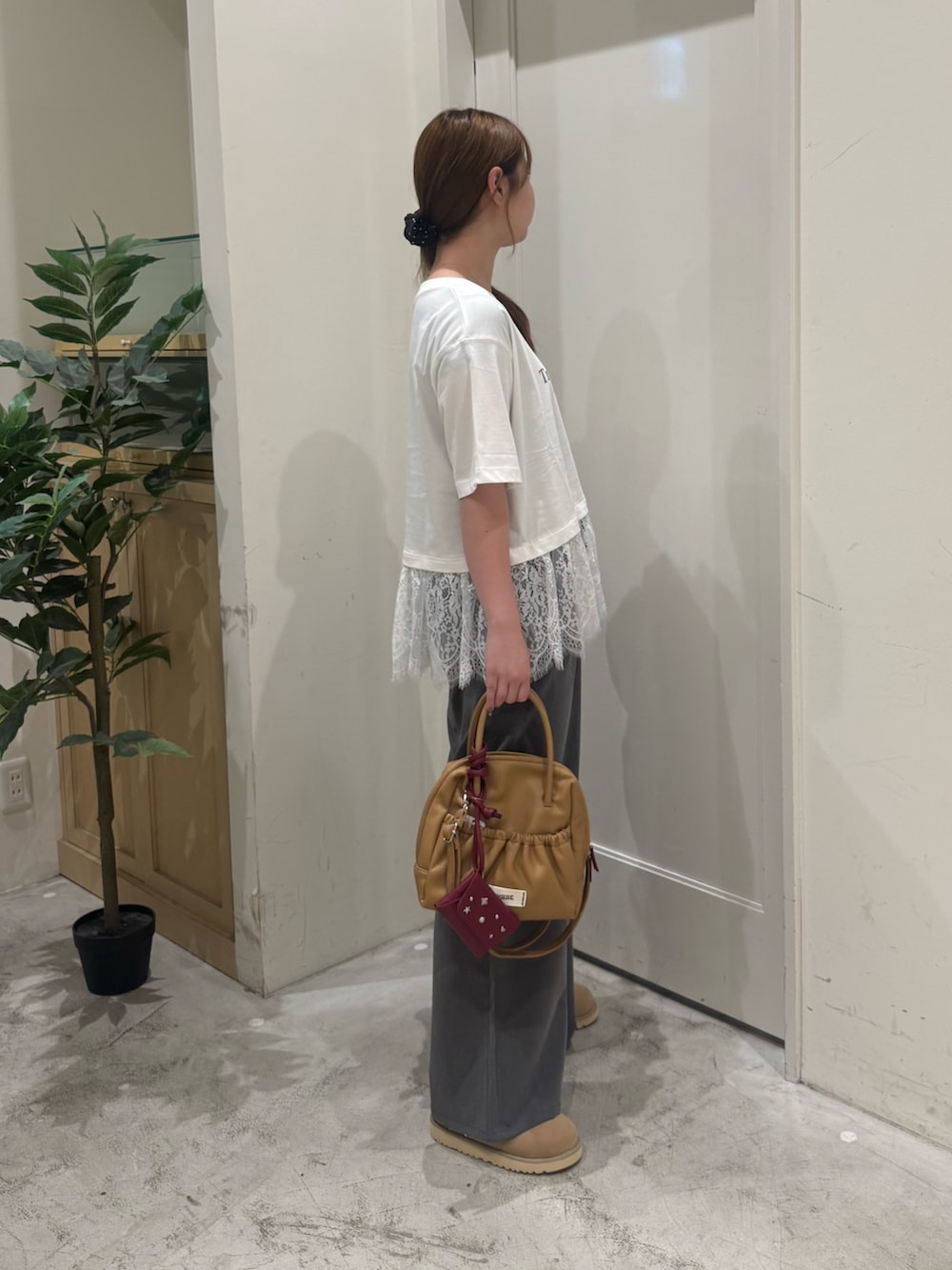 ホワイト系のTシャツ/カットソー、イエロー系のショルダーバッグ、ブラック系のその他シューズを着用したレディースの夏コーディネートの6枚目の写真