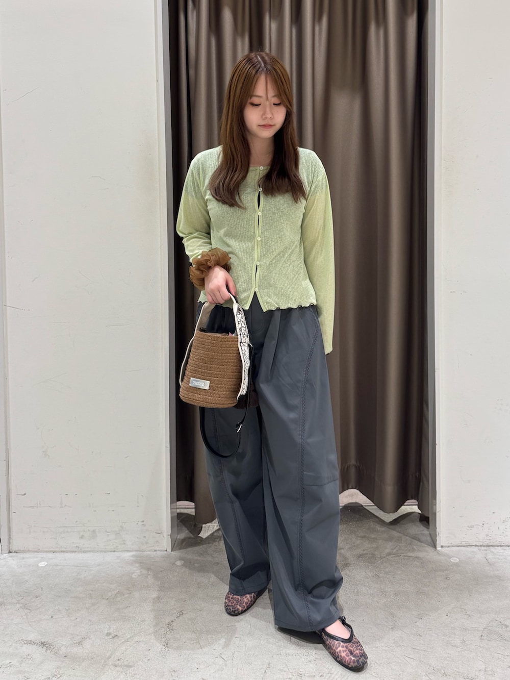 グリーン系のカーディガン/ボレロ、グレー系のその他パンツ、ブラウン系のトートバッグを着用したレディースの夏コーディネートの2枚目の写真