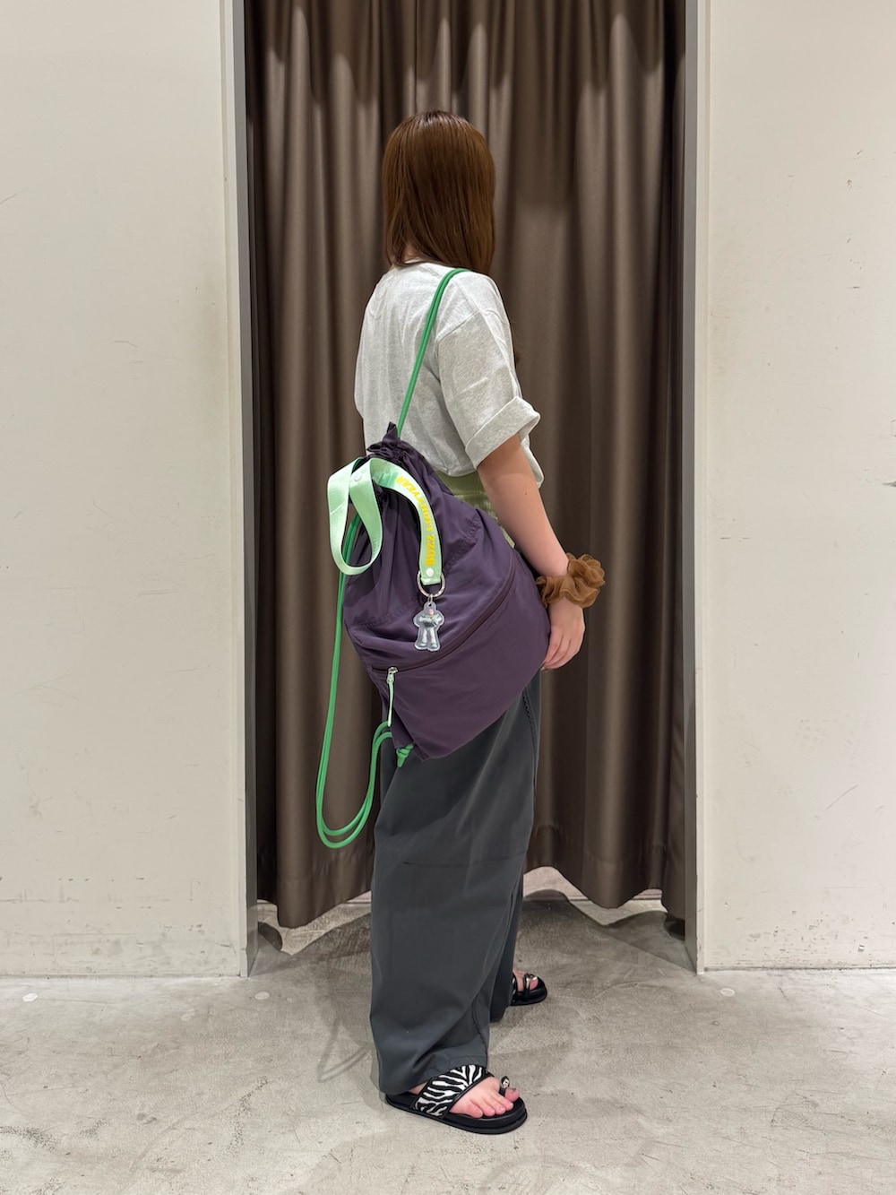 グレー系のTシャツ/カットソー、グリーン系のカーディガン/ボレロ、グレー系のその他パンツを着用したレディースの夏コーディネートの6枚目の写真
