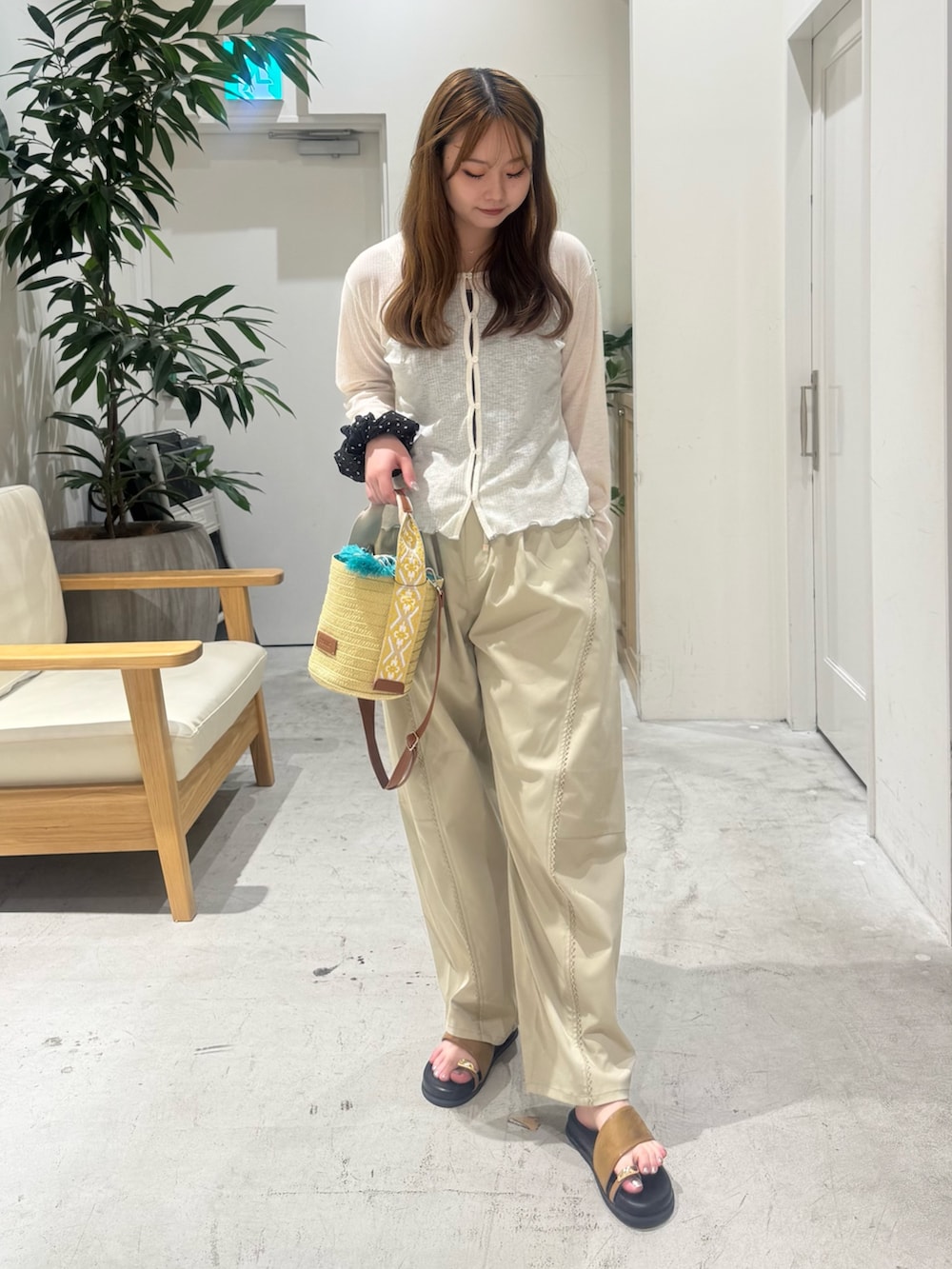 グリーン系のその他パンツ、ホワイト系のカーディガン/ボレロ、ブラウン系のキャミソールを着用したレディースの夏コーディネートの2枚目の写真