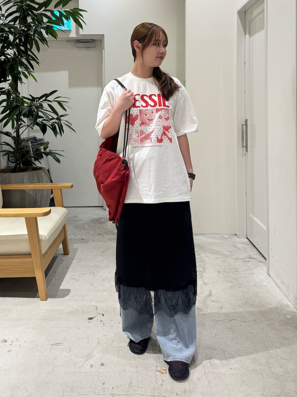 ホワイト系のTシャツ/カットソー、レッド系のバックパック/リュック、ブラック系のスカートを着用したレディースの夏コーディネートの3枚目の写真