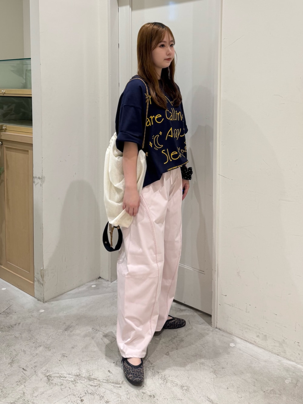 ピンク系のその他パンツ、ブルー系のTシャツ/カットソー、ホワイト系のトートバッグを着用したレディースの夏コーディネートの4枚目の写真