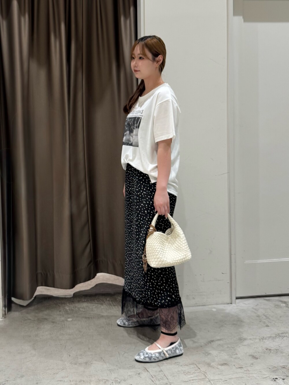 ホワイト系のTシャツ/カットソー、ホワイト系のショルダーバッグ、ホワイト系のパンプスを着用したレディースの夏コーディネートの3枚目の写真