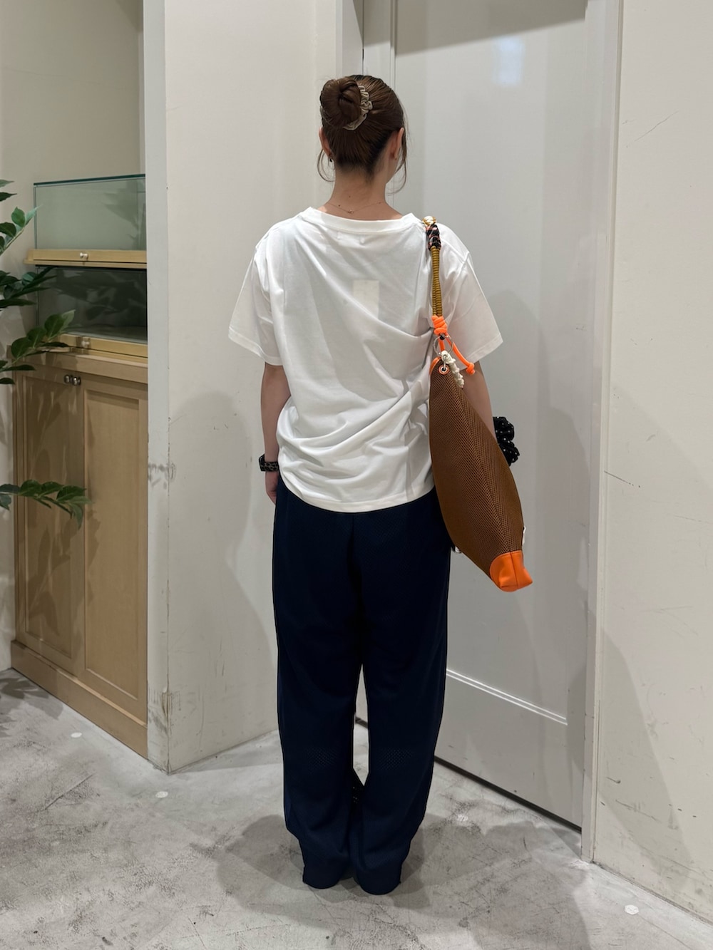 ホワイト系のTシャツ/カットソー、イエロー系のショルダーバッグ、ブルー系のその他パンツを着用したレディースの夏コーディネートの6枚目の写真