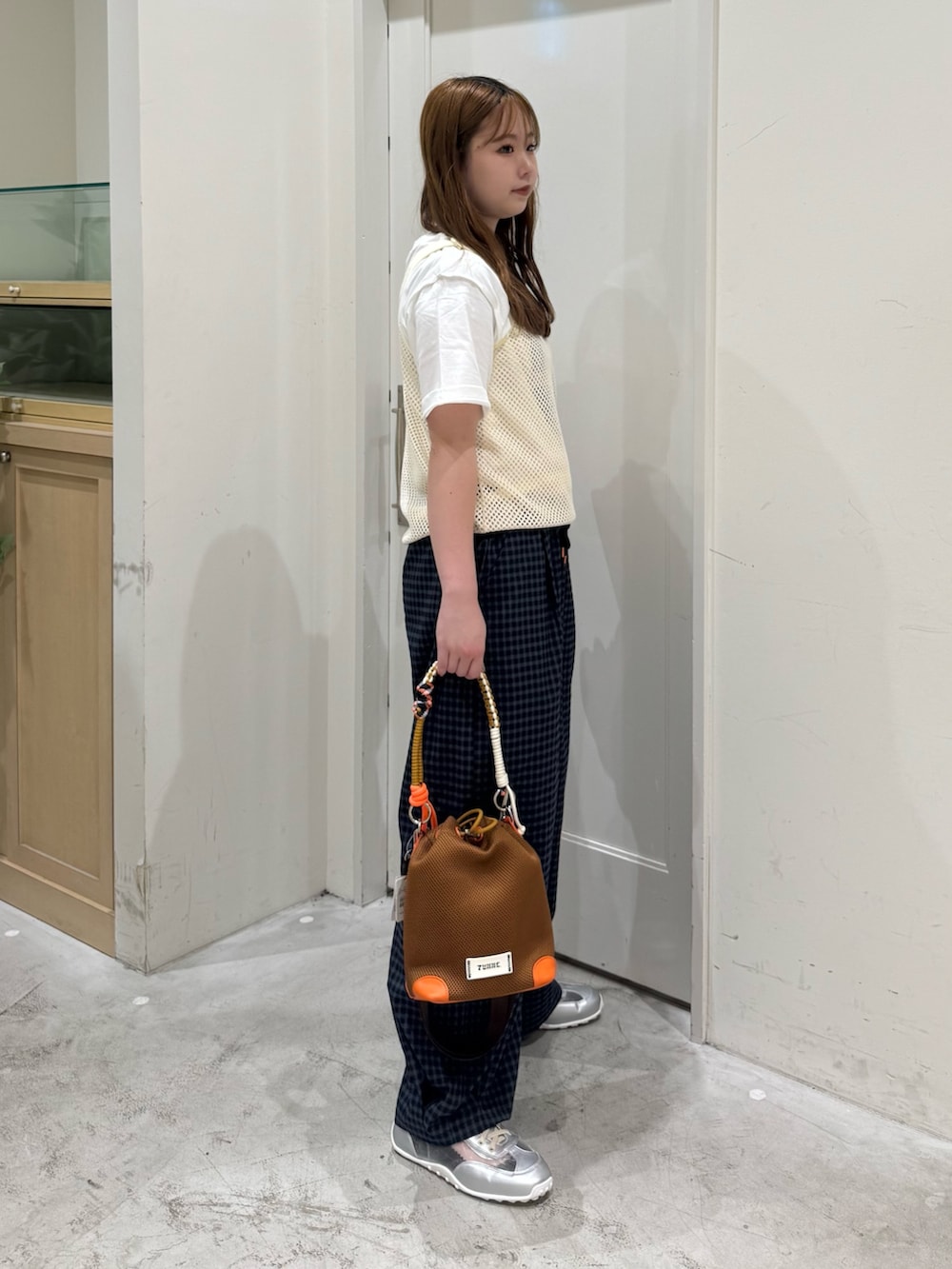 ブルー系のその他パンツ、イエロー系のショルダーバッグ、ホワイト系のタンクトップを着用したレディースの夏コーディネートの4枚目の写真