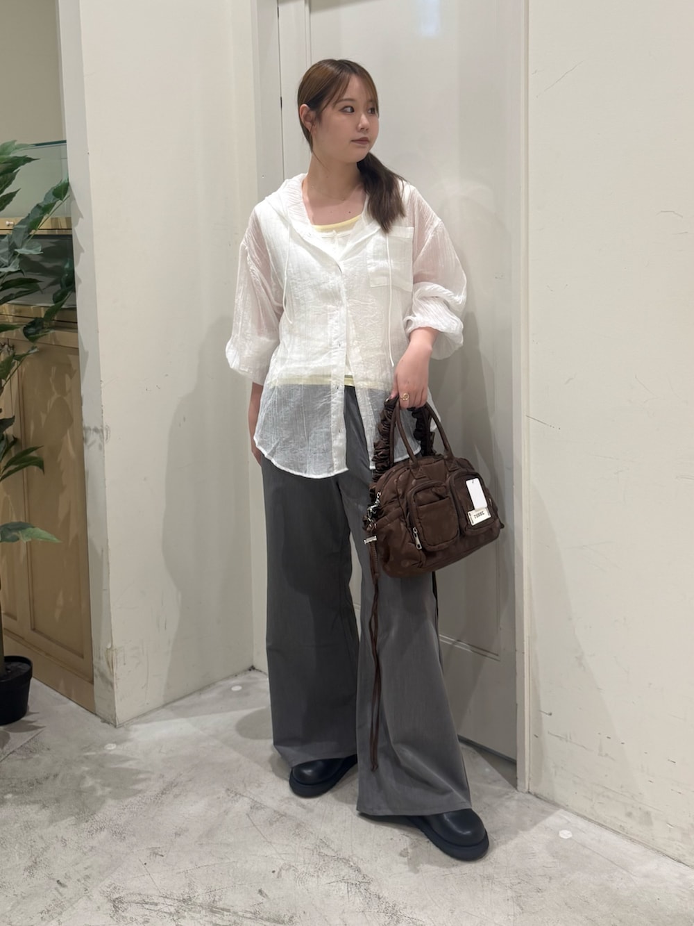 ホワイト系のシャツ/ブラウス、ホワイト系のタンクトップ、グレー系のデニムパンツを着用したレディースの夏コーディネートの3枚目の写真