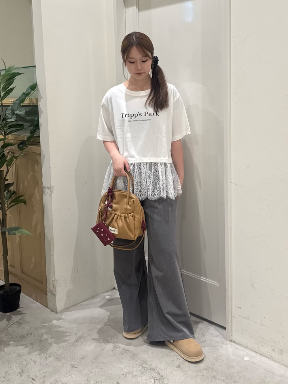 ホワイト系のTシャツ/カットソー、イエロー系のショルダーバッグ、ブラック系のその他シューズを着用したレディースの夏コーディネートの2枚目の写真