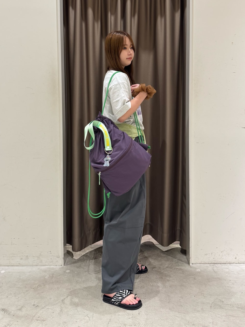 グレー系のTシャツ/カットソー、グリーン系のカーディガン/ボレロ、グレー系のその他パンツを着用したレディースの夏コーディネートの4枚目の写真