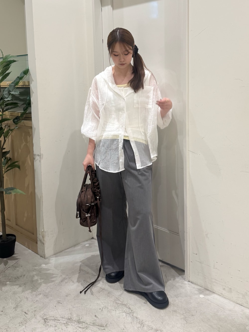 ホワイト系のシャツ/ブラウス、ホワイト系のタンクトップ、グレー系のデニムパンツを着用したレディースの夏コーディネートの2枚目の写真