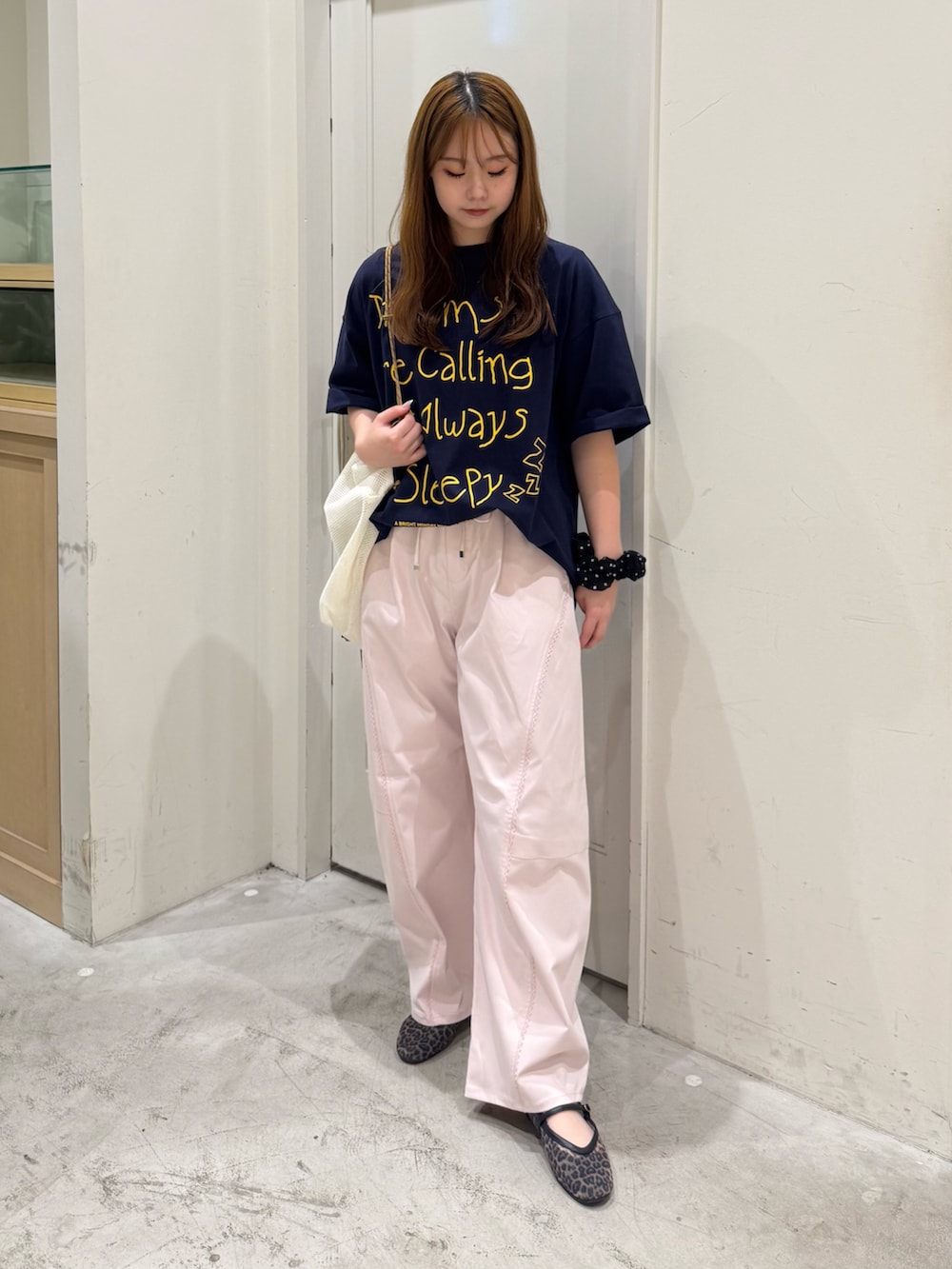ピンク系のその他パンツ、ブルー系のTシャツ/カットソー、ホワイト系のトートバッグを着用したレディースの夏コーディネートの2枚目の写真