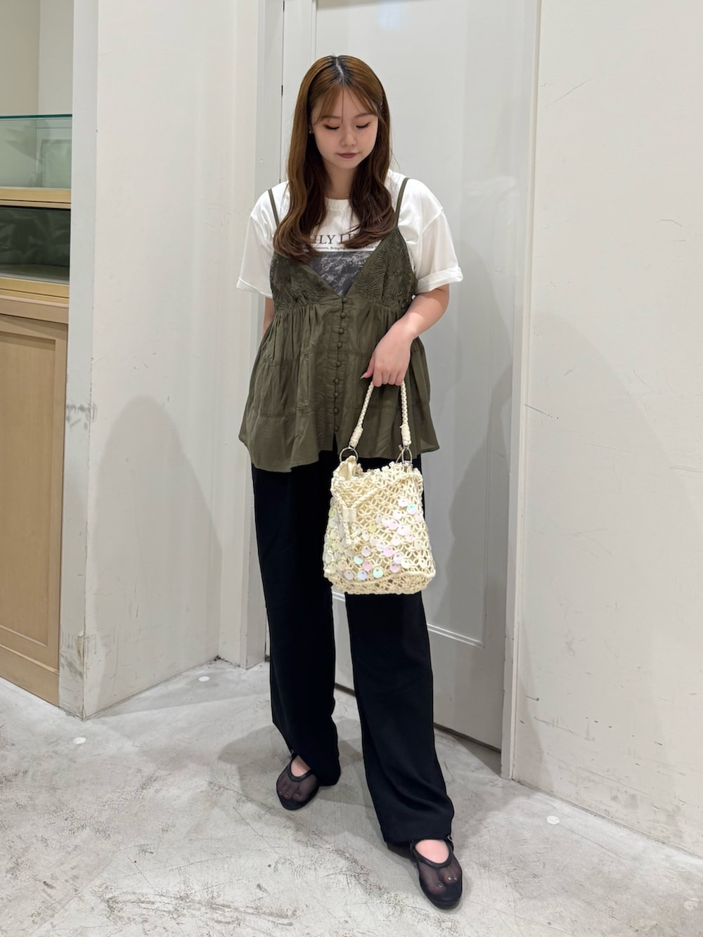 ブラック系のその他パンツ、グリーン系のシャツ/ブラウス、ホワイト系のTシャツ/カットソーを着用したレディースの夏コーディネートの3枚目の写真