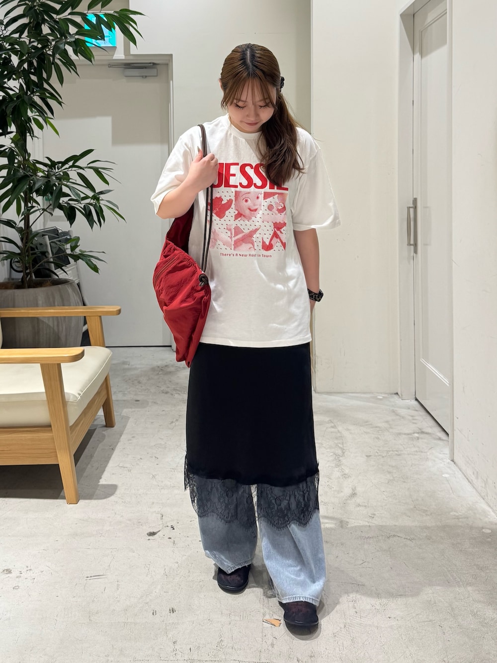 ホワイト系のTシャツ/カットソー、レッド系のバックパック/リュック、ブラック系のスカートを着用したレディースの夏コーディネートの2枚目の写真