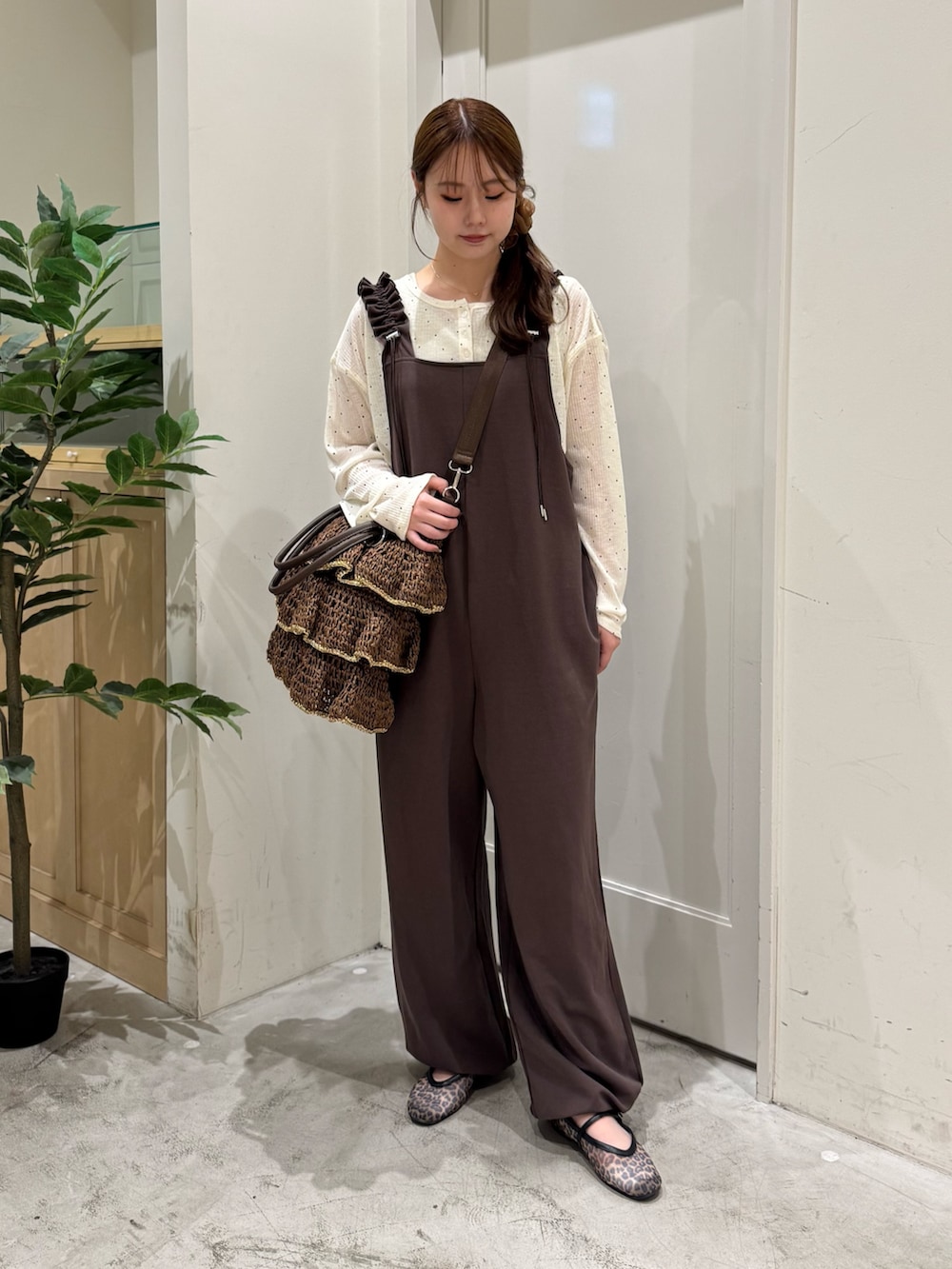 ブラウン系のつなぎ/オールインワン、ブラウン系のトートバッグ、ブラウン系のパンプスを着用したレディースの夏コーディネートの2枚目の写真