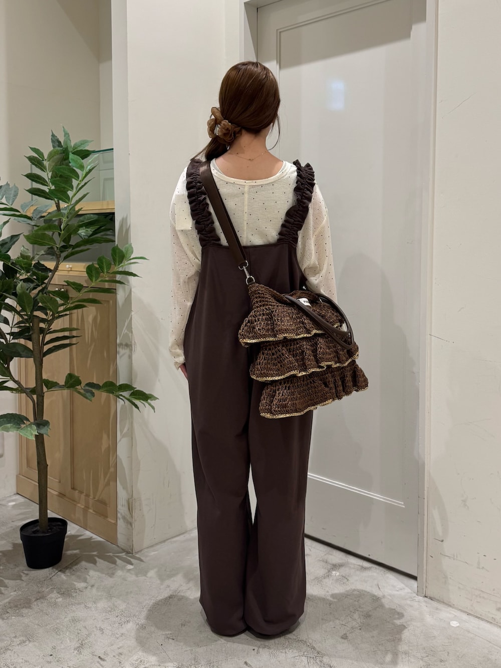 ブラウン系のつなぎ/オールインワン、ブラウン系のトートバッグ、ブラウン系のパンプスを着用したレディースの夏コーディネートの6枚目の写真