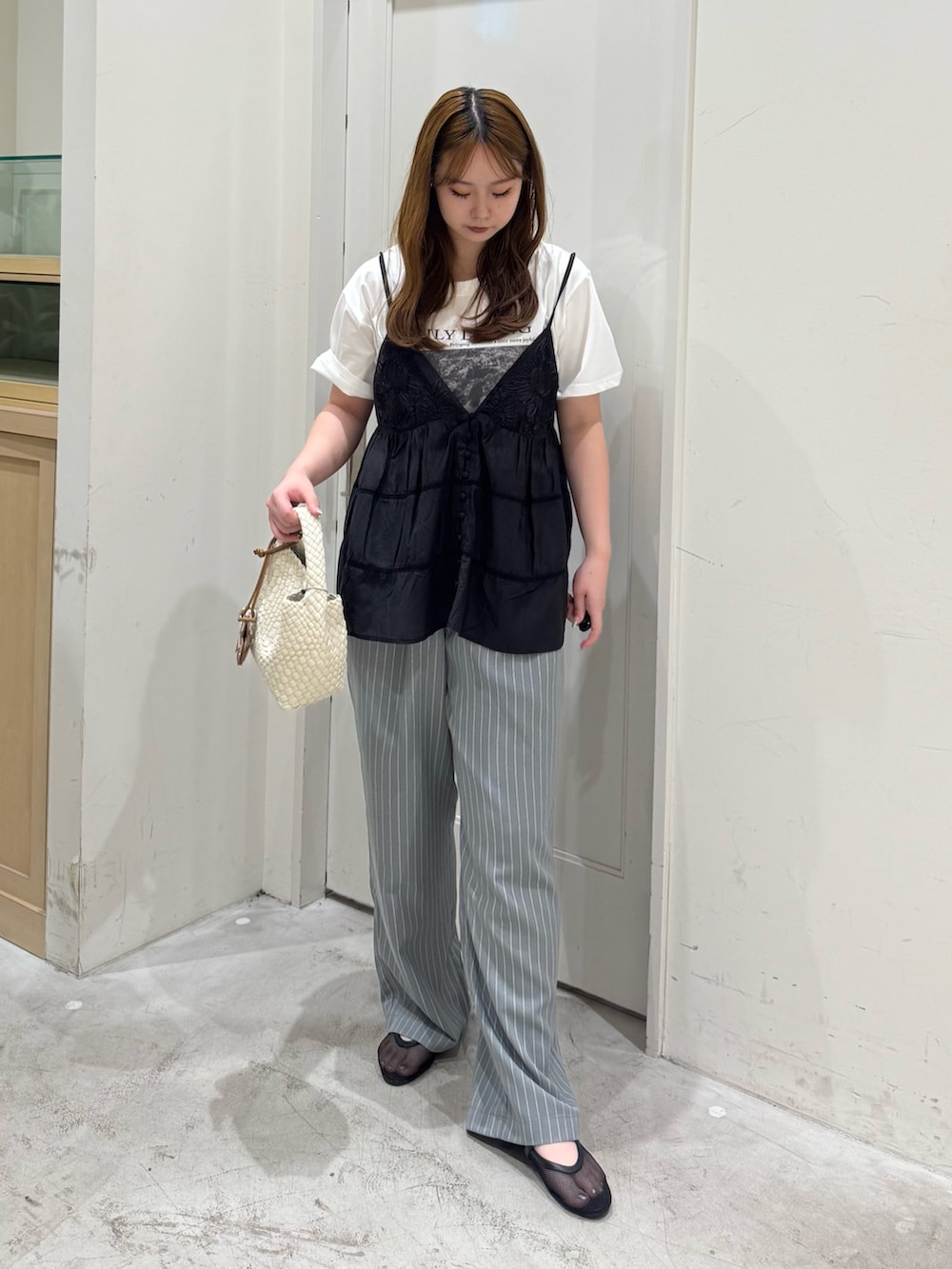 グレー系のその他パンツ、ホワイト系のショルダーバッグ、ブラック系のシャツ/ブラウスを着用したレディースの夏コーディネートの3枚目の写真