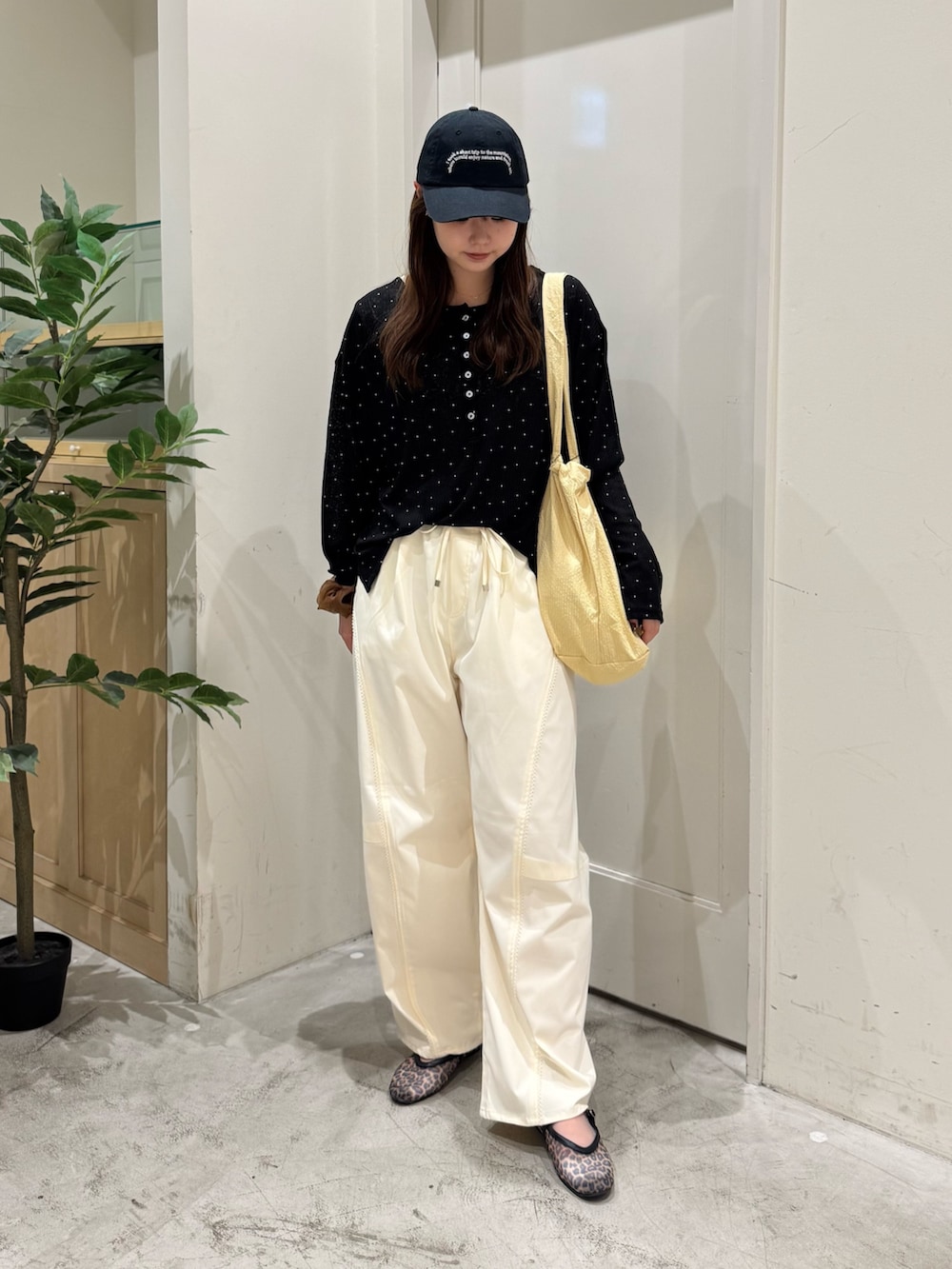 ブラック系のTシャツ/カットソー、ベージュ系のトートバッグ、ホワイト系のその他パンツを着用したレディースの夏コーディネートの2枚目の写真