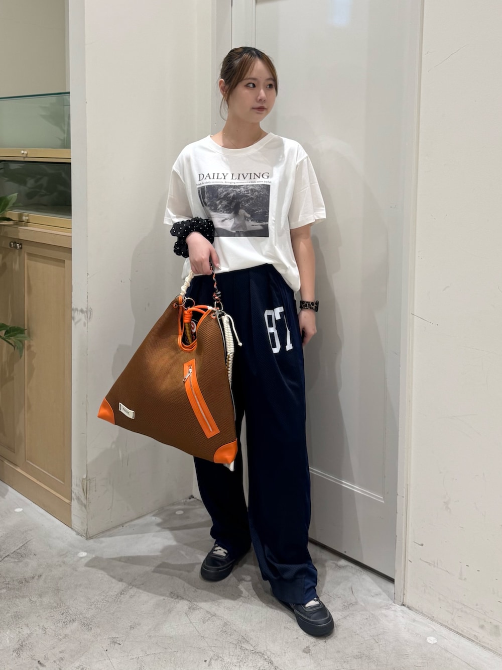 ホワイト系のTシャツ/カットソー、イエロー系のショルダーバッグ、ブルー系のその他パンツを着用したレディースの夏コーディネートの3枚目の写真