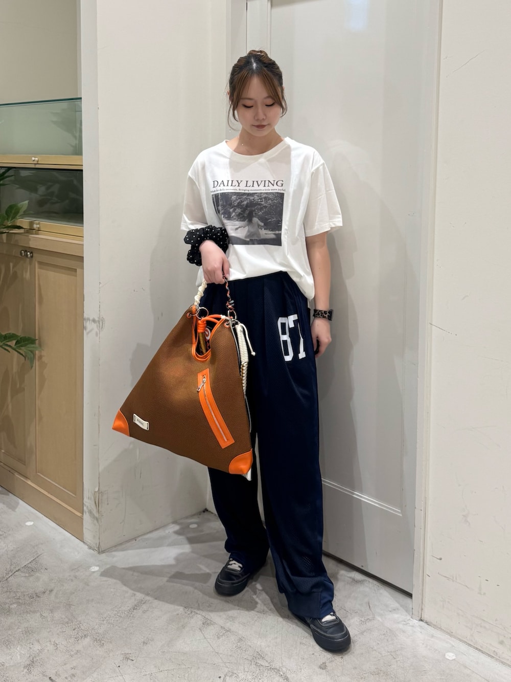 ホワイト系のTシャツ/カットソー、イエロー系のショルダーバッグ、ブルー系のその他パンツを着用したレディースの夏コーディネートの2枚目の写真