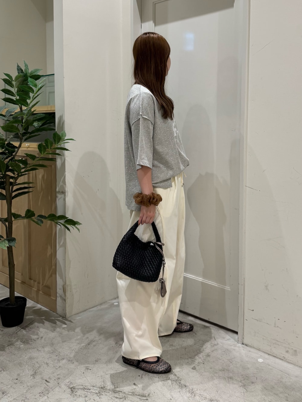 ホワイト系のその他パンツ、ブラック系のショルダーバッグ、ブラウン系のパンプスを着用したレディースの夏コーディネートの4枚目の写真