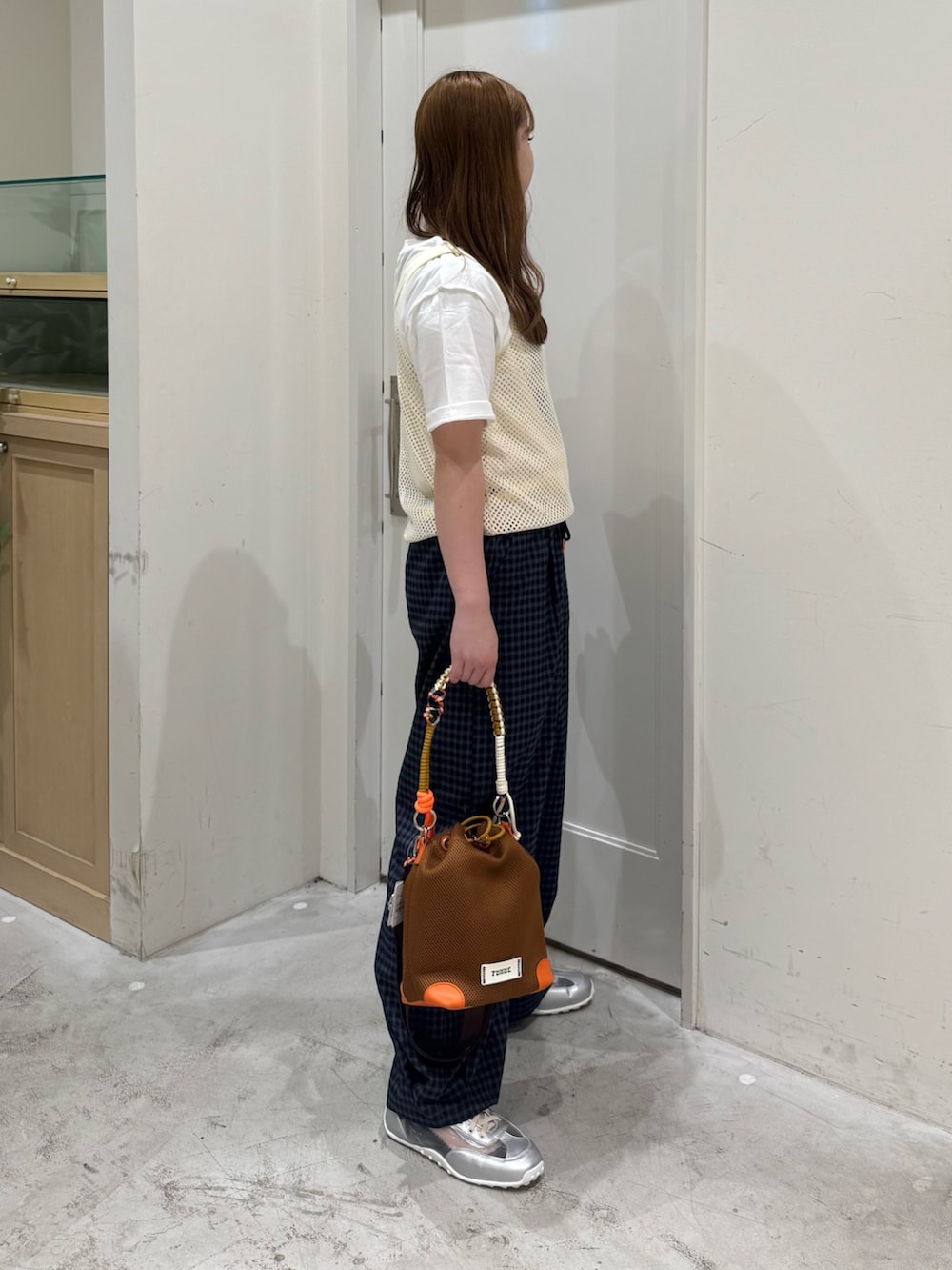 ブルー系のその他パンツ、イエロー系のショルダーバッグ、ホワイト系のタンクトップを着用したレディースの夏コーディネートの5枚目の写真