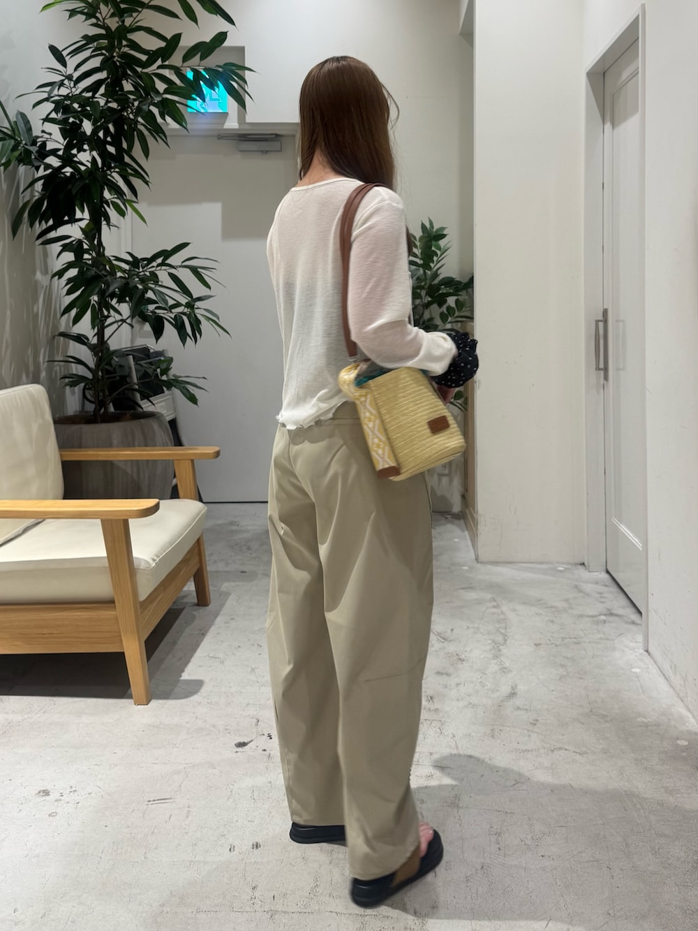 グリーン系のその他パンツ、ホワイト系のカーディガン/ボレロ、ブラウン系のキャミソールを着用したレディースの夏コーディネートの4枚目の写真