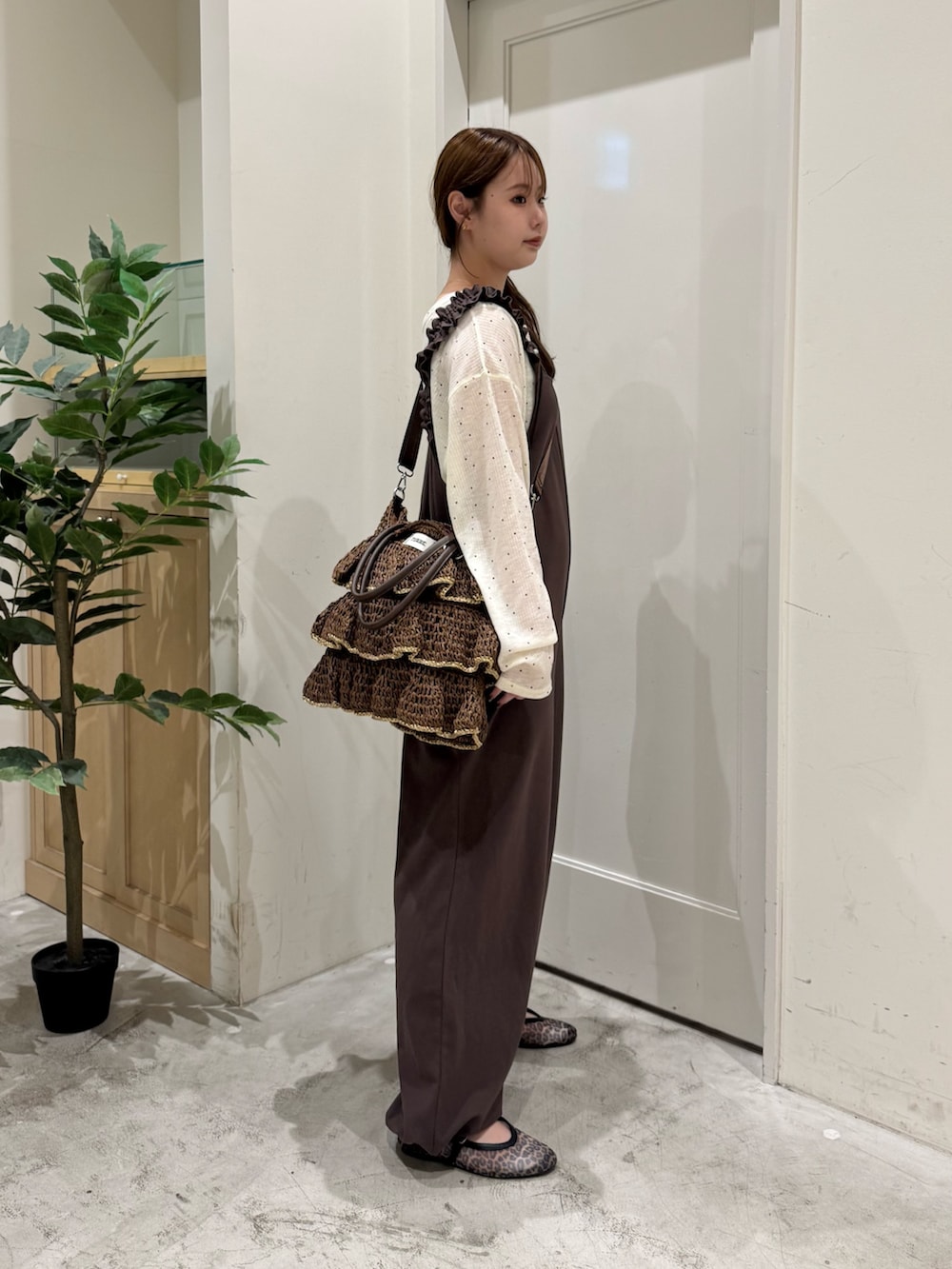 ブラウン系のつなぎ/オールインワン、ブラウン系のトートバッグ、ブラウン系のパンプスを着用したレディースの夏コーディネートの4枚目の写真