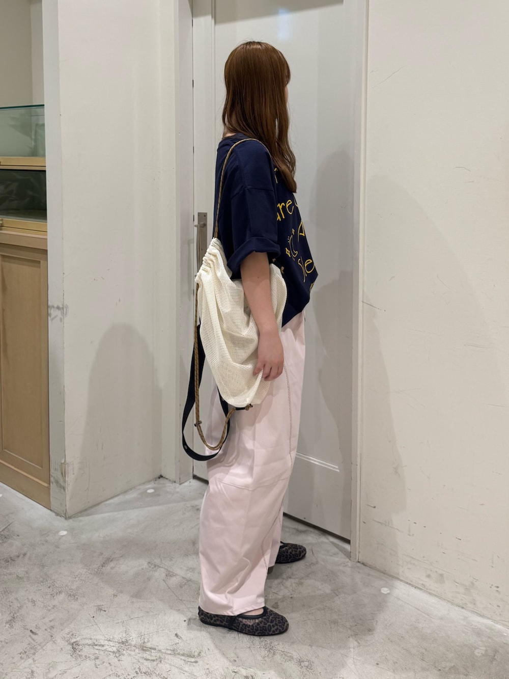 ピンク系のその他パンツ、ブルー系のTシャツ/カットソー、ホワイト系のトートバッグを着用したレディースの夏コーディネートの5枚目の写真