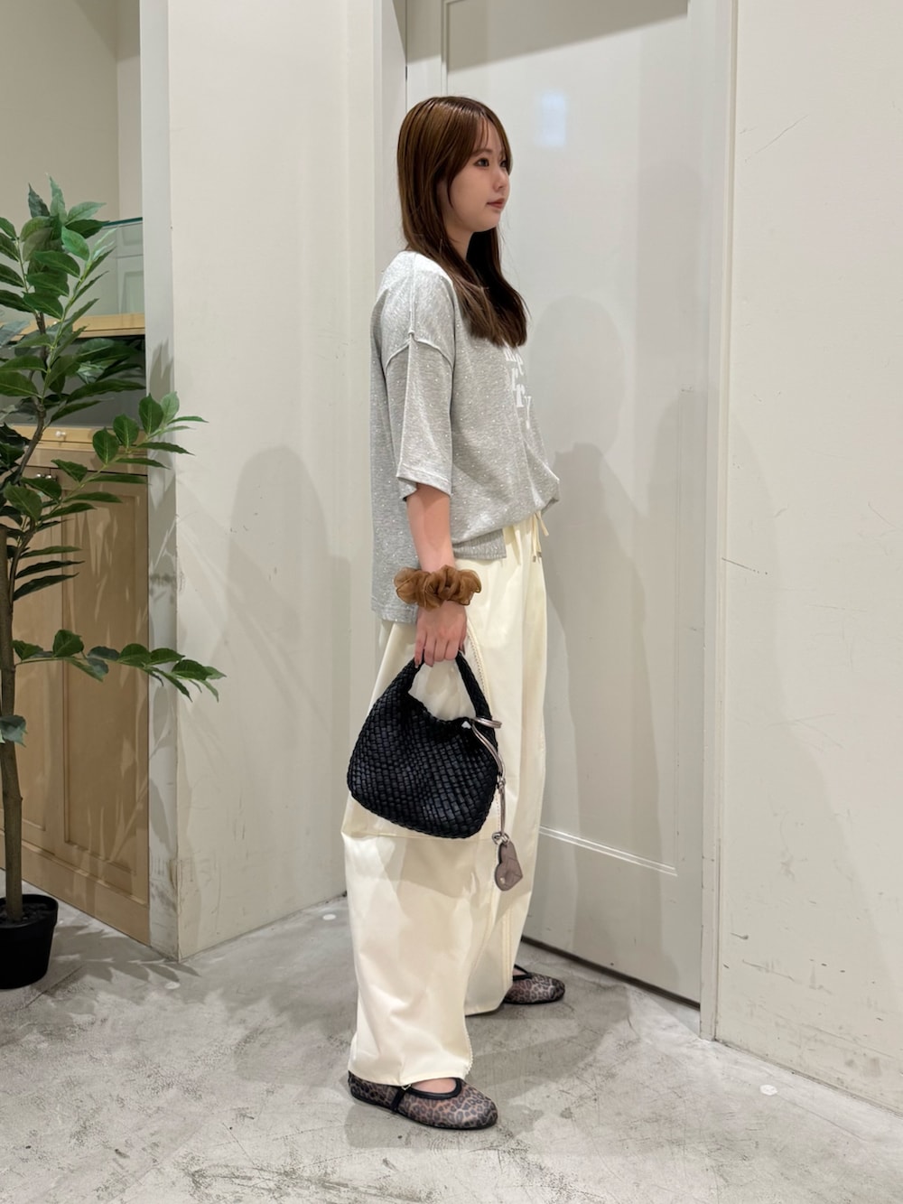 ホワイト系のその他パンツ、ブラック系のショルダーバッグ、ブラウン系のパンプスを着用したレディースの夏コーディネートの3枚目の写真
