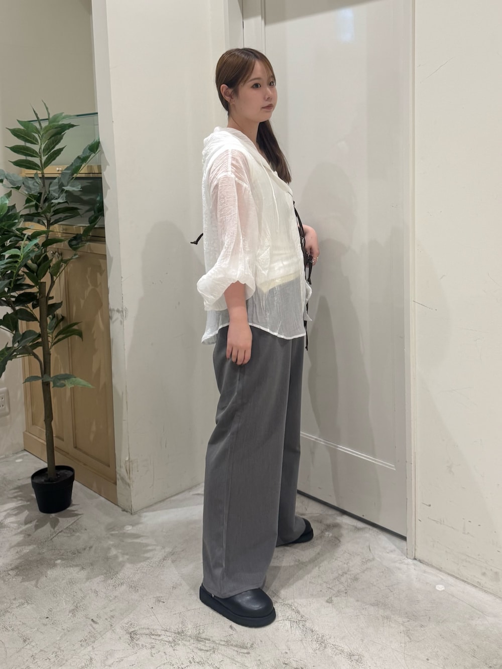 ホワイト系のシャツ/ブラウス、ホワイト系のタンクトップ、グレー系のデニムパンツを着用したレディースの夏コーディネートの4枚目の写真