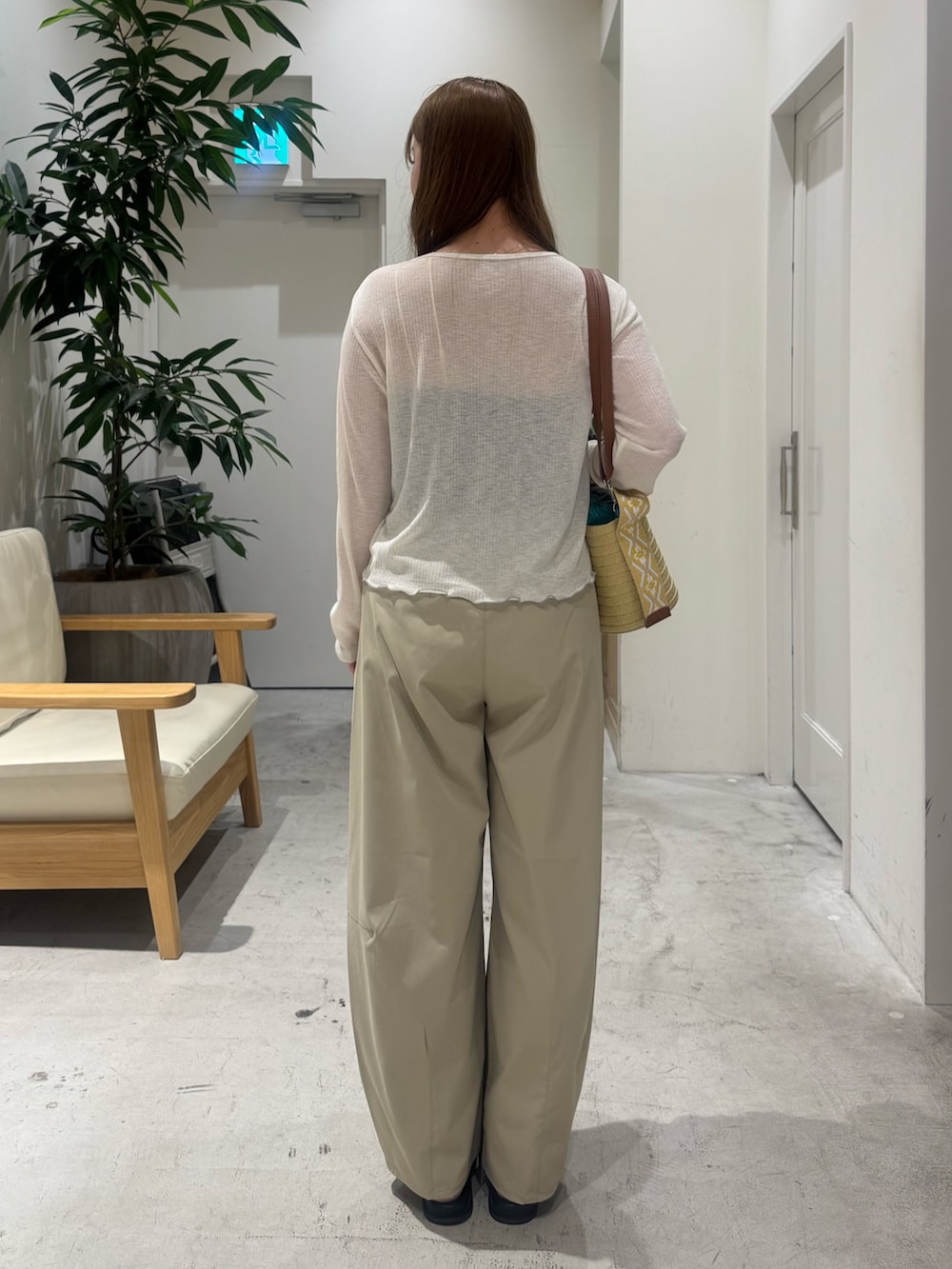グリーン系のその他パンツ、ホワイト系のカーディガン/ボレロ、ブラウン系のキャミソールを着用したレディースの夏コーディネートの5枚目の写真