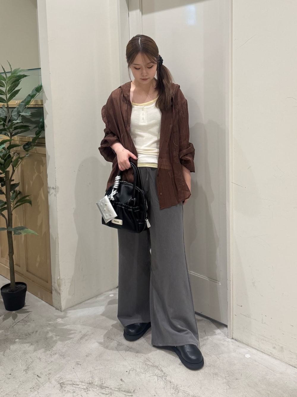 ブラウン系のシャツ/ブラウス、ブラック系のショルダーバッグ、ホワイト系のタンクトップを着用したレディースの夏コーディネートの2枚目の写真