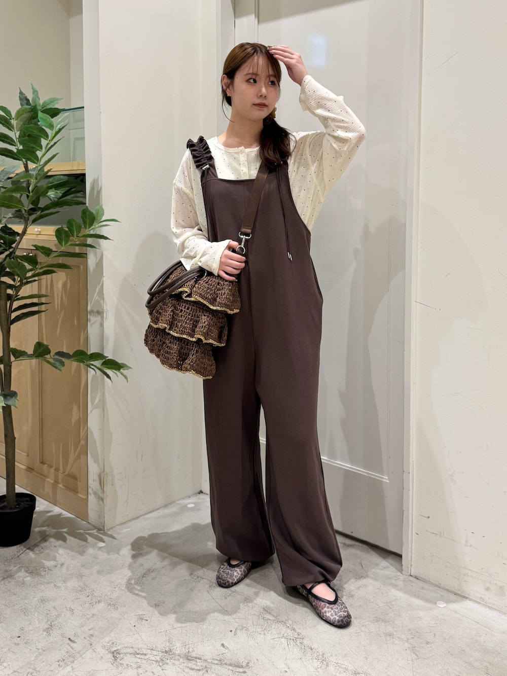 ブラウン系のつなぎ/オールインワン、ブラウン系のトートバッグ、ブラウン系のパンプスを着用したレディースの夏コーディネートの3枚目の写真