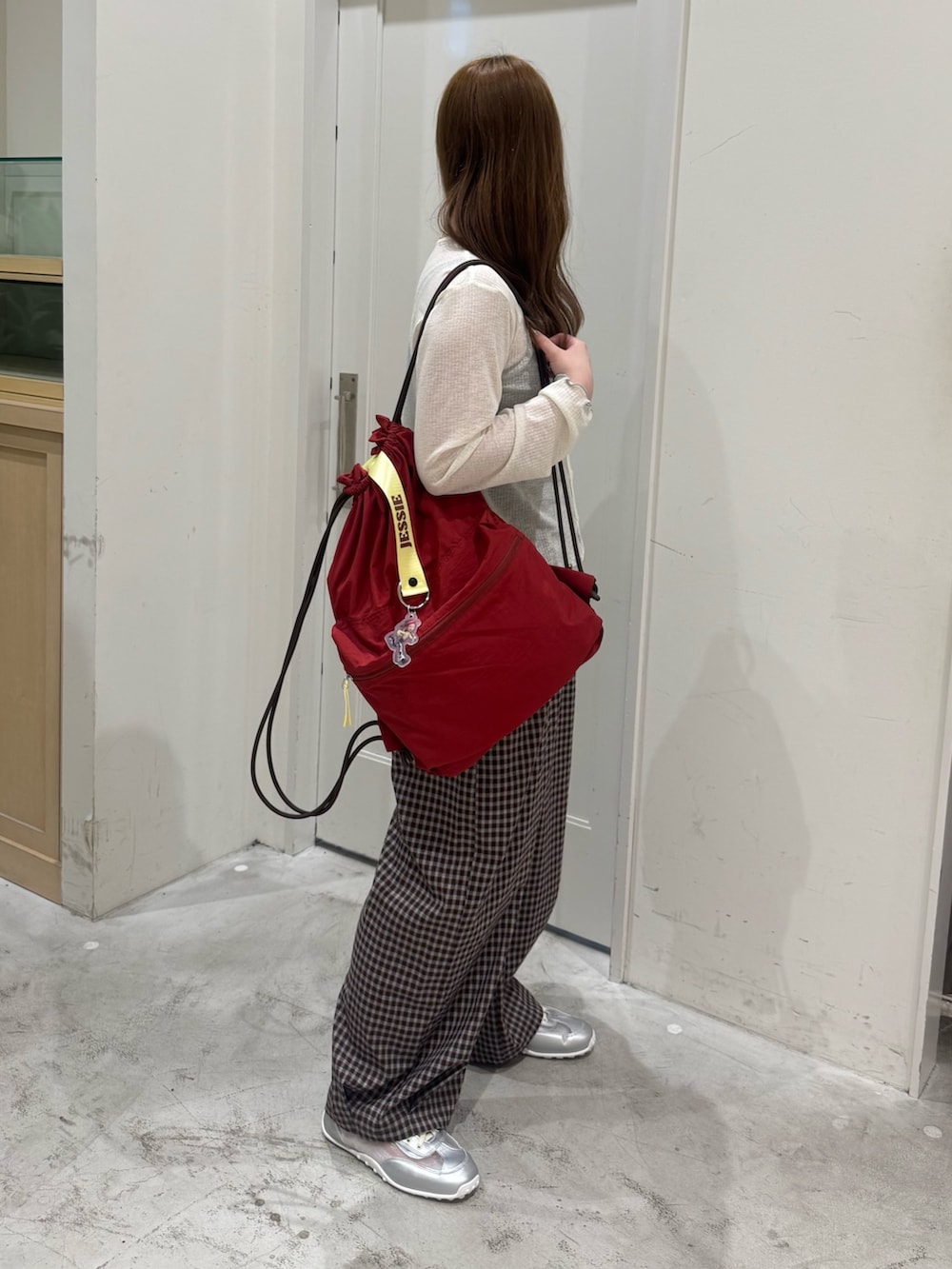 ホワイト系のカーディガン/ボレロ、レッド系のバックパック/リュック、ブラウン系のその他パンツを着用したレディースの夏コーディネートの5枚目の写真
