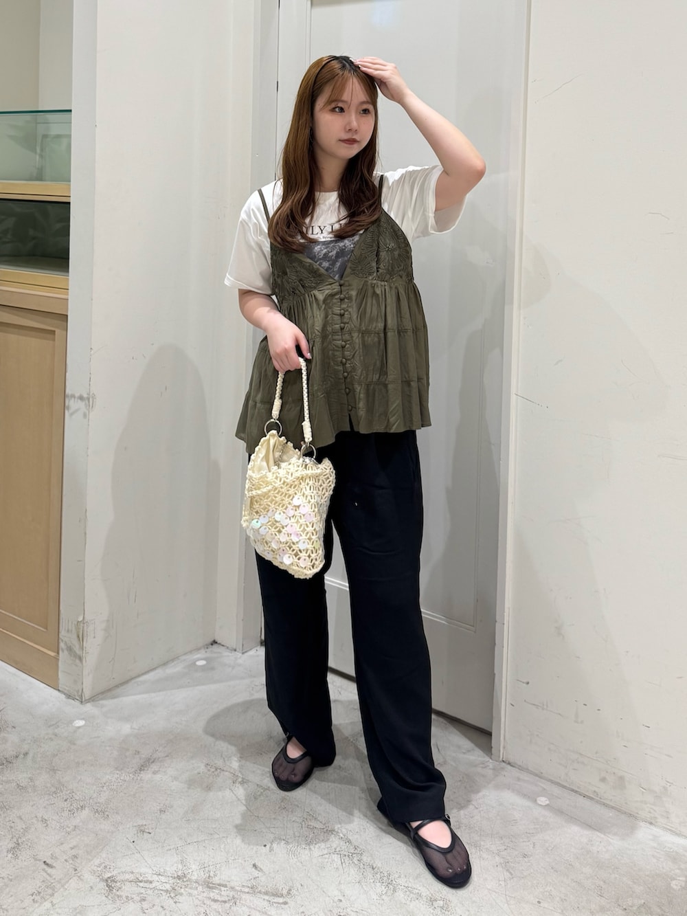 ブラック系のその他パンツ、グリーン系のシャツ/ブラウス、ホワイト系のTシャツ/カットソーを着用したレディースの夏コーディネートの2枚目の写真