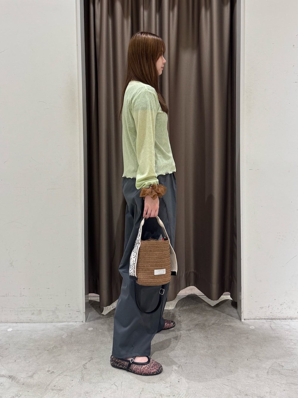 グリーン系のカーディガン/ボレロ、グレー系のその他パンツ、ブラウン系のトートバッグを着用したレディースの夏コーディネートの3枚目の写真
