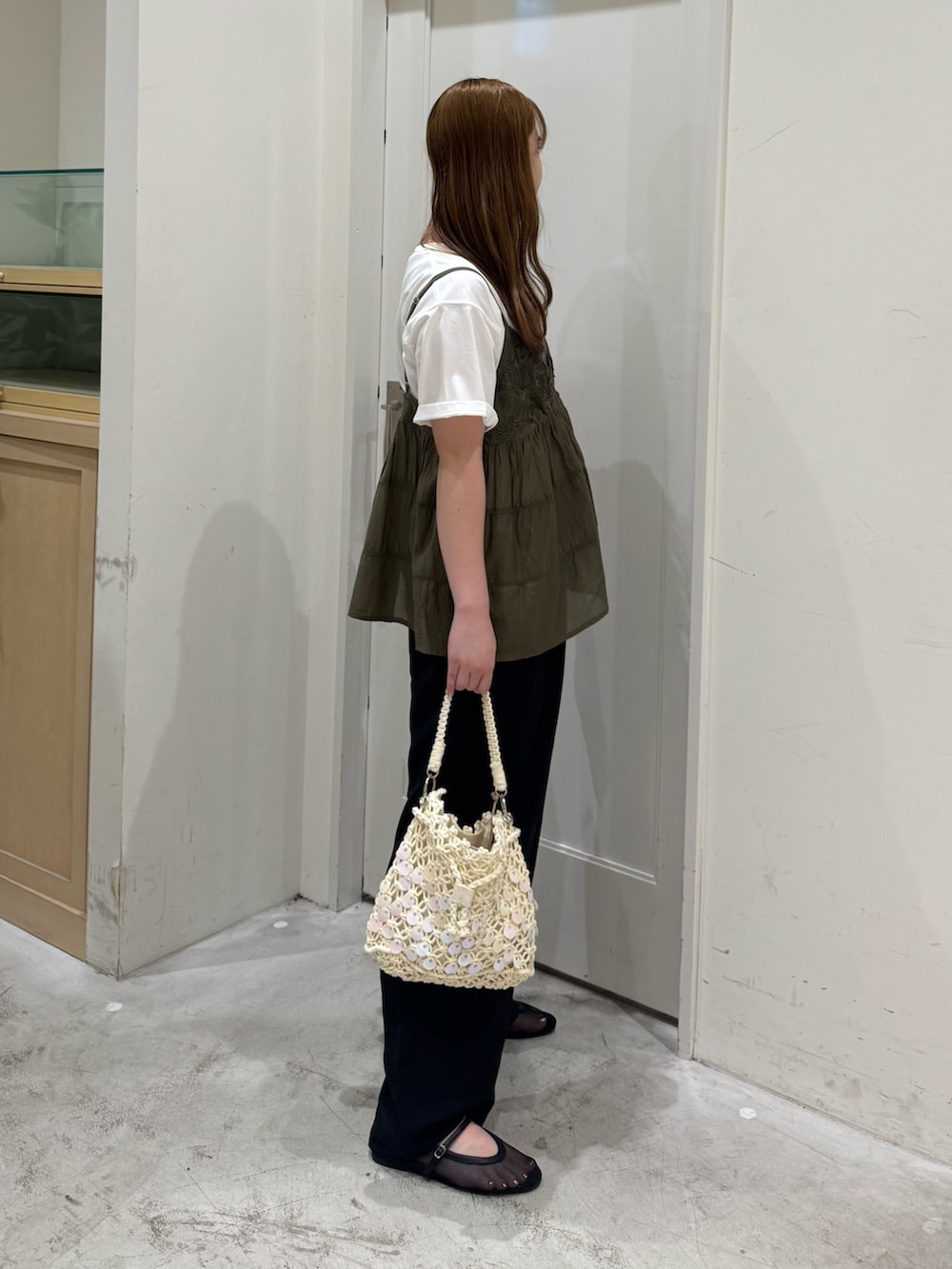 ブラック系のその他パンツ、グリーン系のシャツ/ブラウス、ホワイト系のTシャツ/カットソーを着用したレディースの夏コーディネートの4枚目の写真