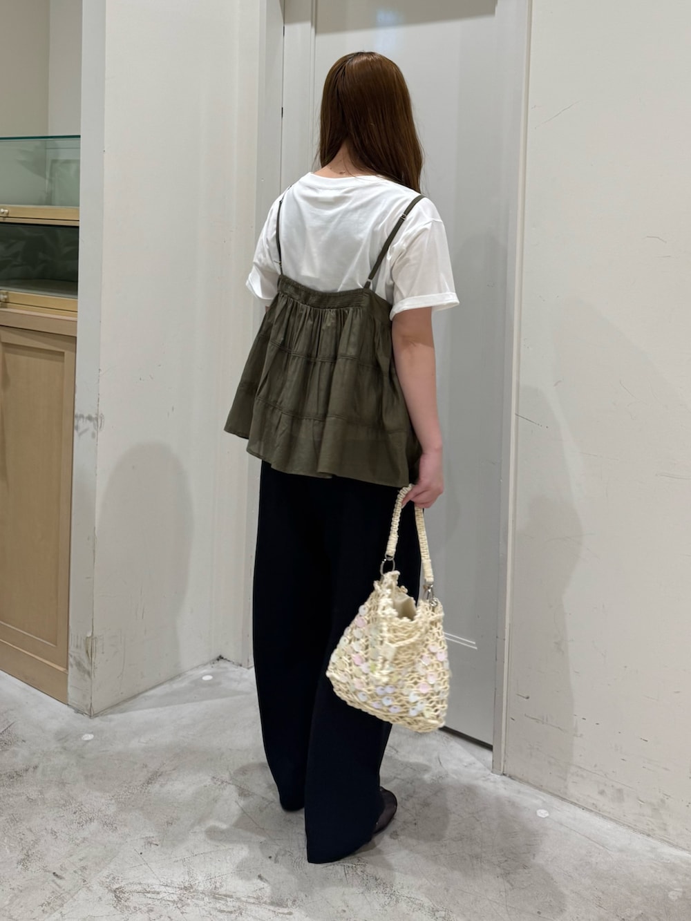 ブラック系のその他パンツ、グリーン系のシャツ/ブラウス、ホワイト系のTシャツ/カットソーを着用したレディースの夏コーディネートの6枚目の写真