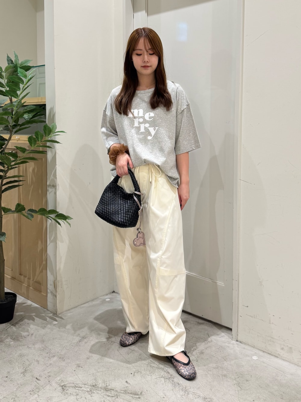 ホワイト系のその他パンツ、ブラック系のショルダーバッグ、ブラウン系のパンプスを着用したレディースの夏コーディネートの2枚目の写真