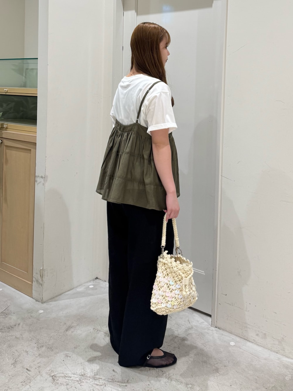 ブラック系のその他パンツ、グリーン系のシャツ/ブラウス、ホワイト系のTシャツ/カットソーを着用したレディースの夏コーディネートの5枚目の写真