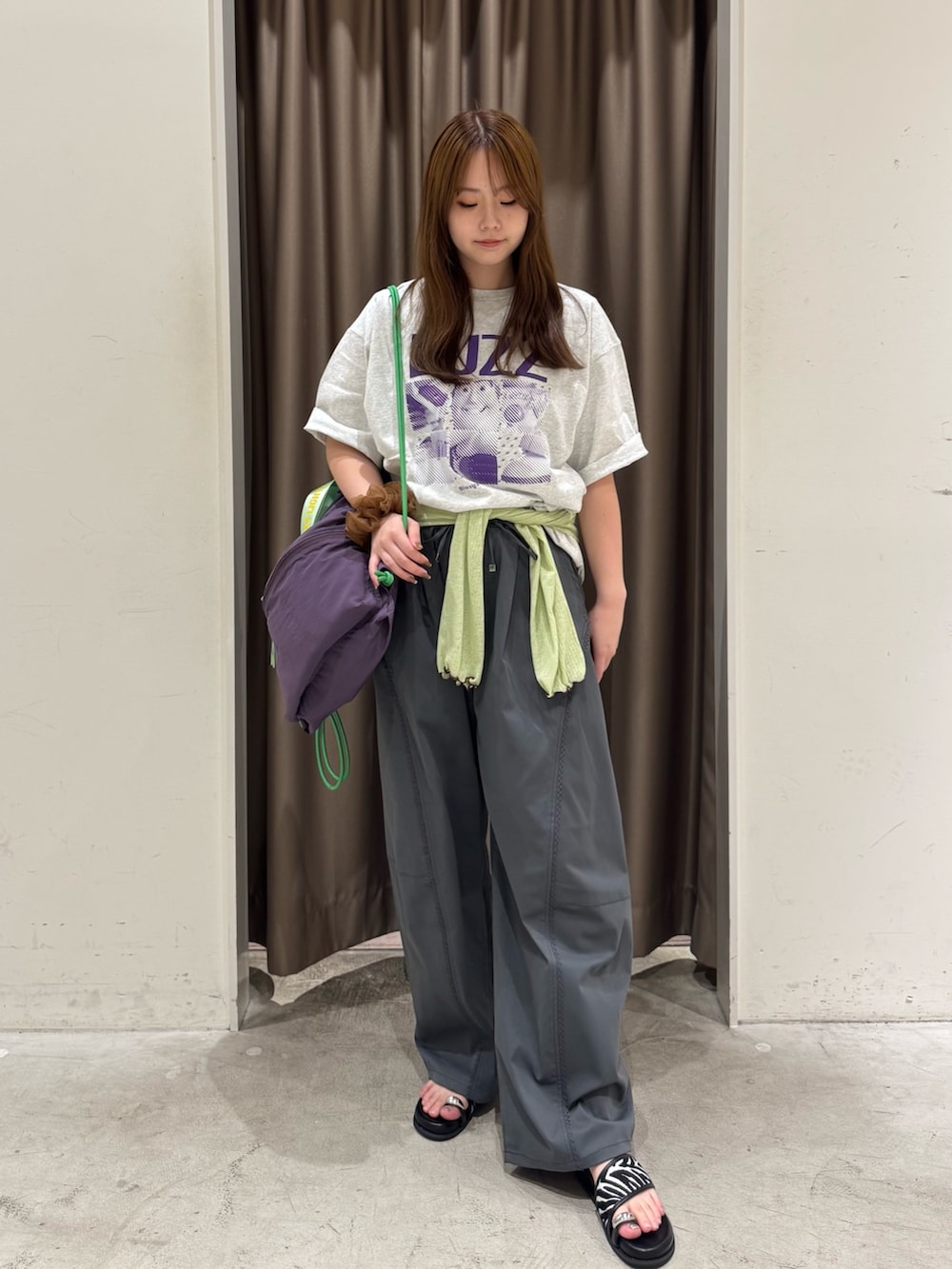 グレー系のTシャツ/カットソー、グリーン系のカーディガン/ボレロ、グレー系のその他パンツを着用したレディースの夏コーディネートの2枚目の写真