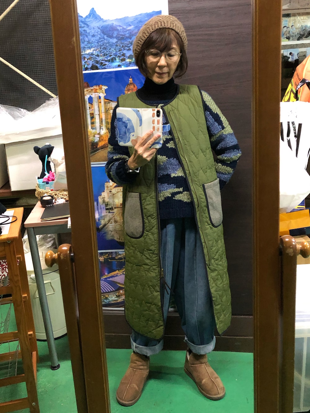 ブルー系のデニムパンツ、グリーン系のノーカラージャケット、ベージュ系のブーツを着用したレディースの冬コーディネートの2枚目の写真