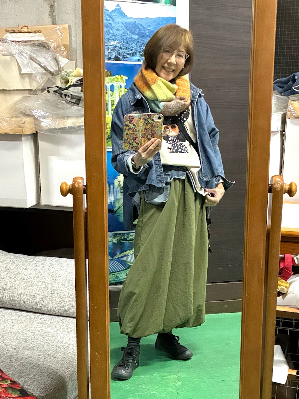 グリーン系のスカート、ブルー系のデニムジャケットを着用したレディースの春コーディネートの2枚目の写真