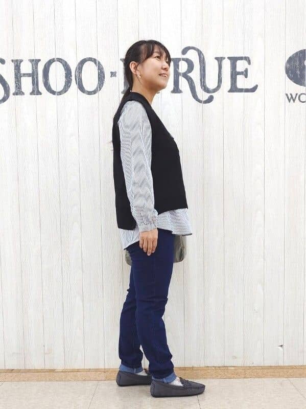 ブラック系のニット/セーター、ブルー系のデニムパンツ、グレー系のその他シューズを着用したレディースの秋コーディネートの2枚目の写真