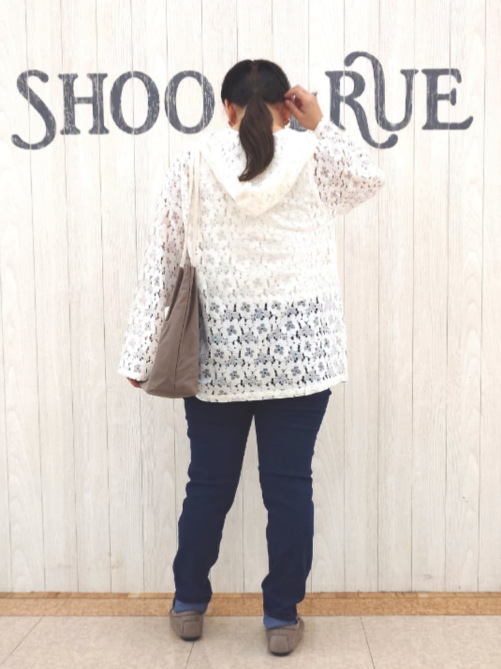 ホワイト系のシャツ/ブラウス、ホワイト系のタンクトップ、グレー系のトートバッグを着用したレディースの秋コーディネートの3枚目の写真