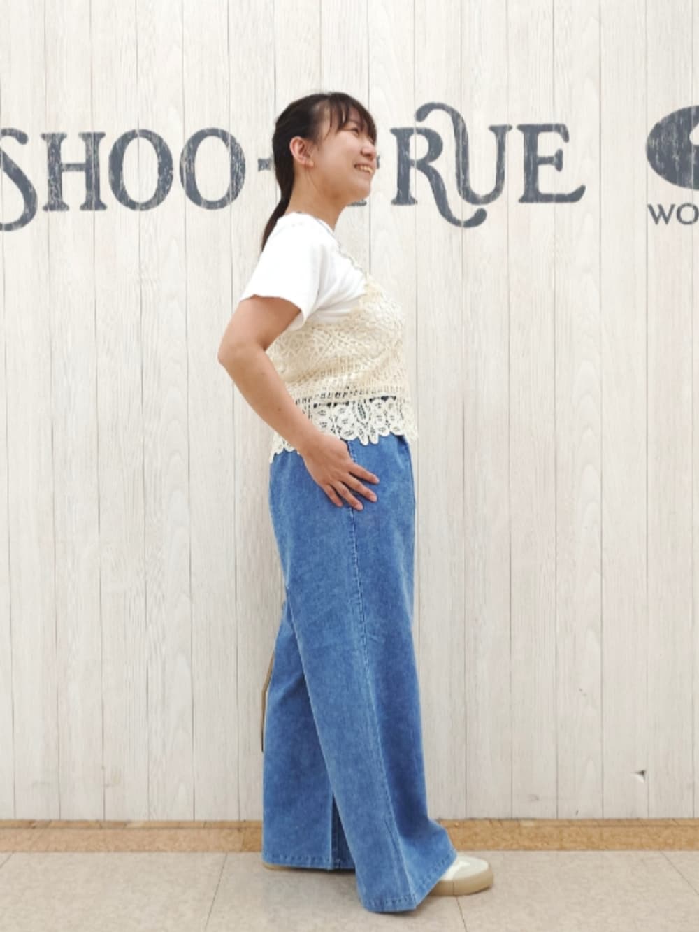 ホワイト系のその他トップス、ブルー系のデニムパンツ、ベージュ系のスニーカーを着用したレディースの秋コーディネートの2枚目の写真